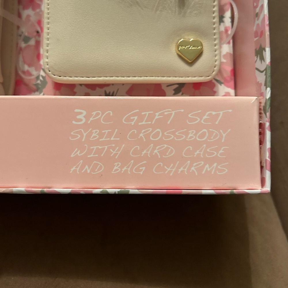 *New* Betsey Johnson Cream and Pearl 3 Piece Gift Set - Picture 5 of 16